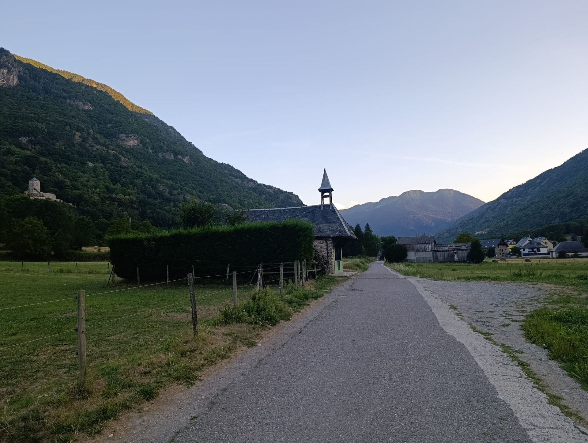 Capella romànica i camí de vall al Pirineu català