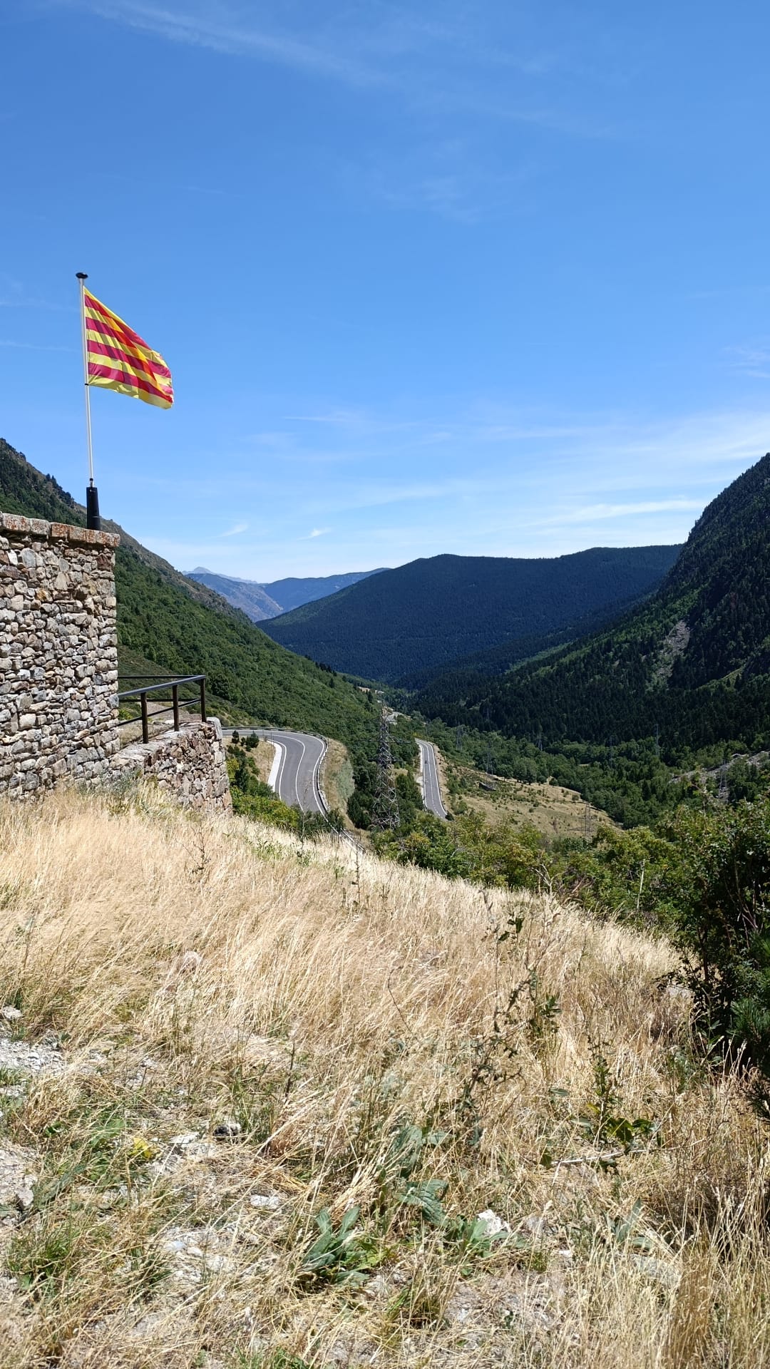 Senyera i corbes de carretera de muntanya al Pirineu català