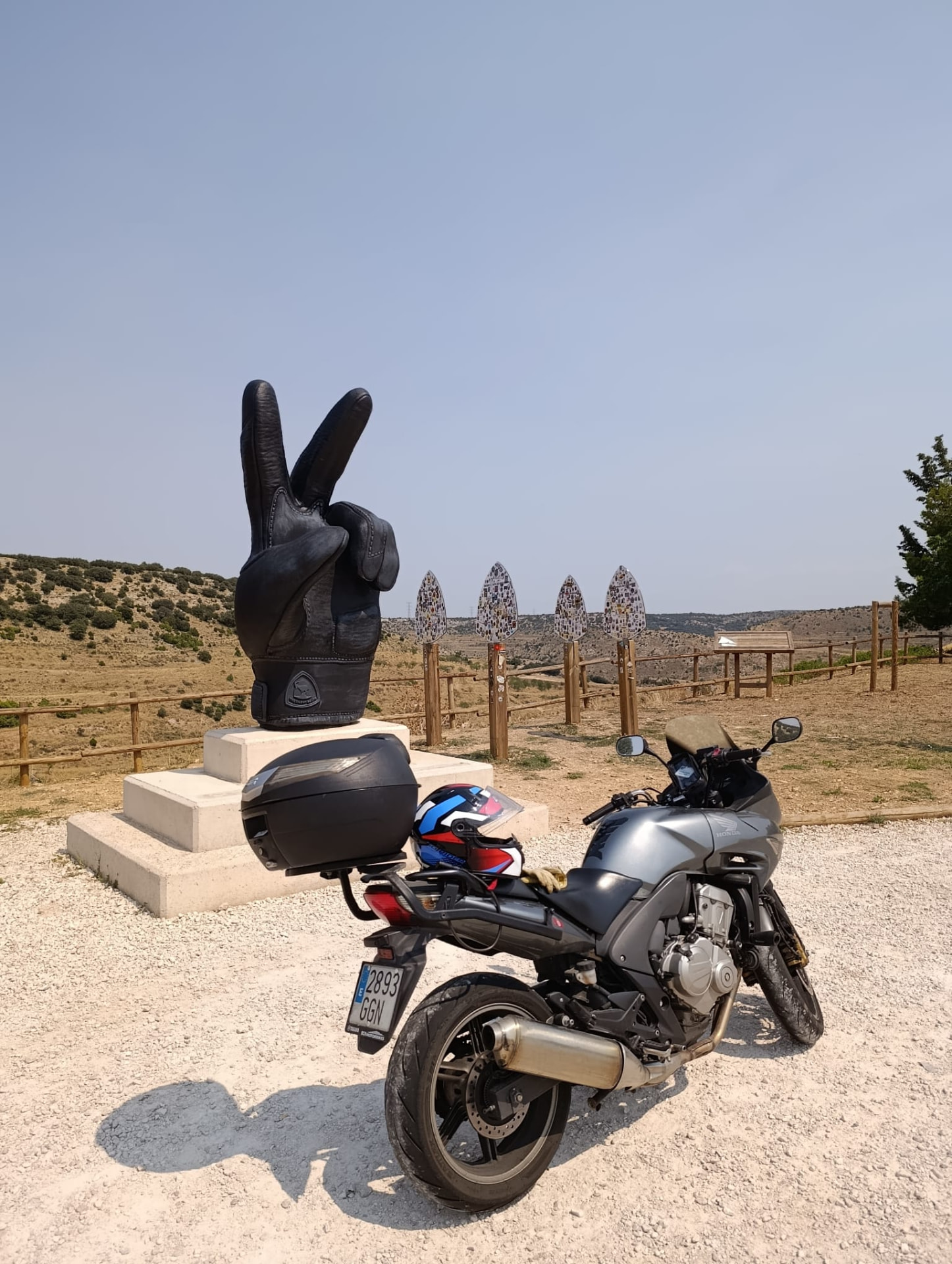 Moto Honda de Entremig Routes en una ruta por Catalunya