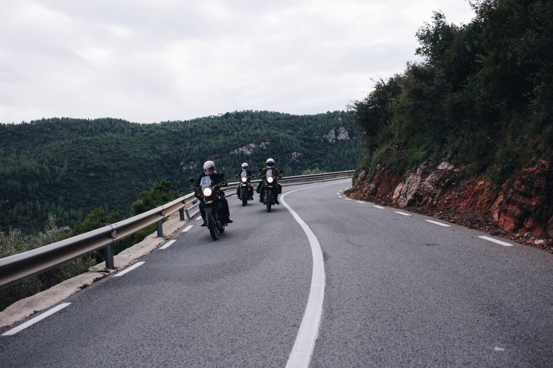Motos recorriendo la N-260 en el Pirineo catalán